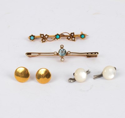 Lot 197 - An aquamarine and pearl bar brooch, set in...