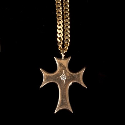 Lot 214 - A gold cross centred by a diamond of...