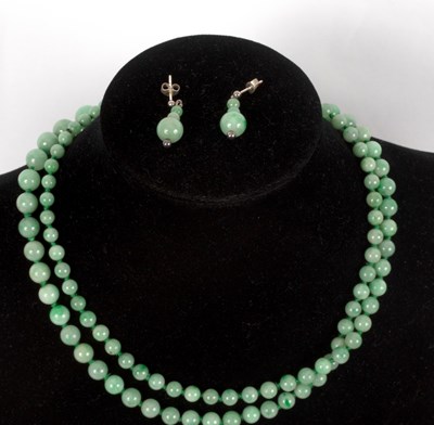 Lot 239 - A single row of graduated jade beads, with a...