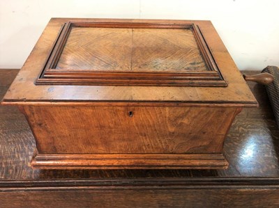 Lot 585 - An early 20th Century Symphonion, the walnut...