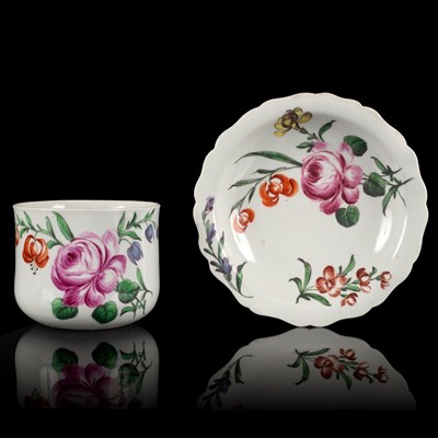 Lot 863 - A Worcester polychrome finger bowl and stand,...