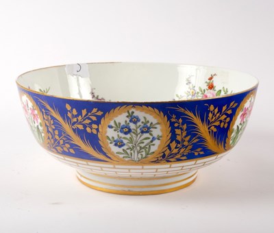 Lot 950 - A Samson floral bowl with powder blue border,...