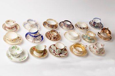 Lot 982 - A group of twenty-eight English porcelain...