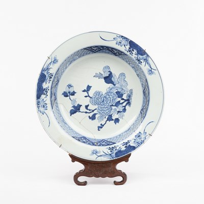 Lot 180 - An 18th Century Kangxi blue and white bowl...