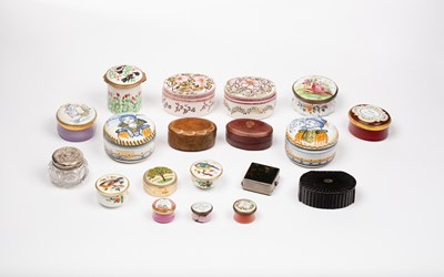 Lot 325 - A quantity of trinket and pill boxes including...