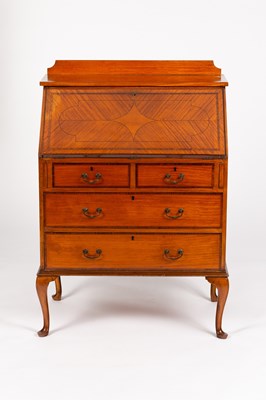 Lot 368 - An Edwardian satinwood bureau crossbanded and...