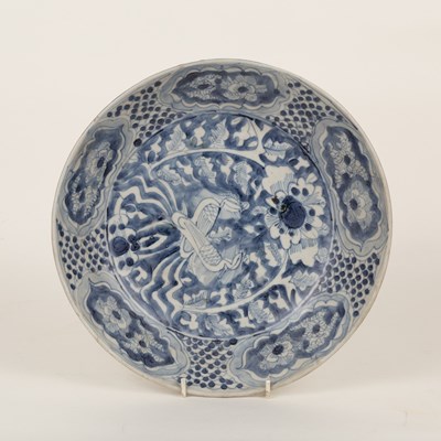 Lot 598 - A Swatow plate decorated a phoenix, circa 1600,...