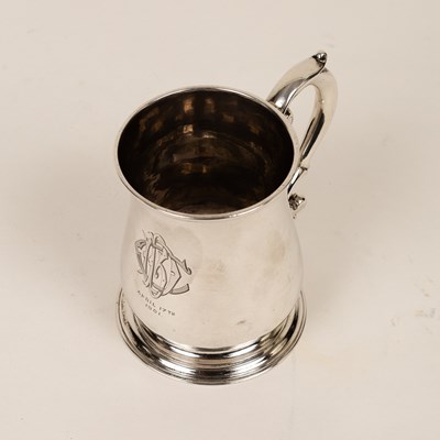 Lot 613 - An early George II silver mug, maker...