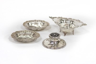 Lot 5 - An Edwardian silver capstan ink pot,...