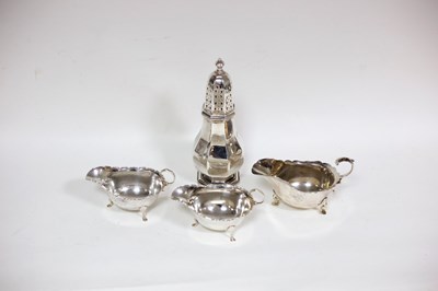 Lot 7 - An Edwardian silver sugar caster, Goldsmiths &...