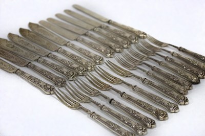Lot 41 - A set of six Queen's pattern silver fish...