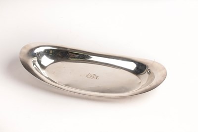 Lot 120 - An American sterling silver bread tray, Gorham,...