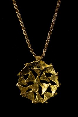 Lot 169 - An 18ct yellow gold pendant of modern design,...