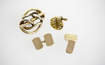 Lot 175 - A pair of 9ct yellow gold cufflinks, with...