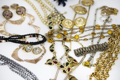 Lot 181 - A quantity of costume jewellery including...