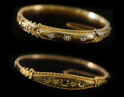 Lot 190 - A 15ct yellow gold hinged bangle, circa 1912,...