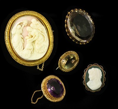 Lot 193 - A Victorian shell cameo oval brooch depicting...