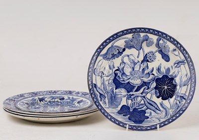 Lot 341 - A pair Wedgwood 'Chinese Vase' pattern plates,...