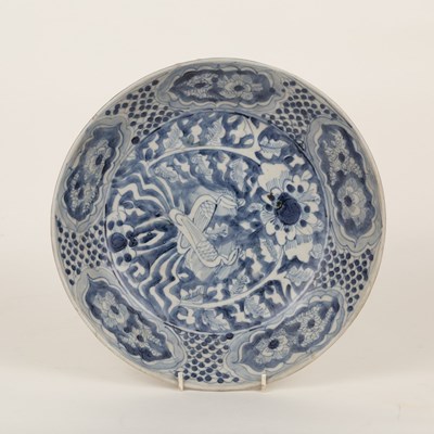 Lot 381 - A Swatow plate decorated a phoenix, circa 1600,...