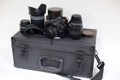 Lot 431 - A Nikon D40 camera with accessories in a carry...