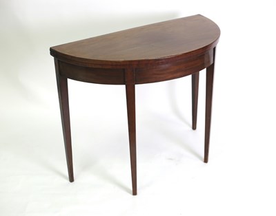 Lot 574 - A George III mahogany and crossbanded...