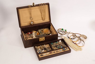 Lot 17 - A quantity of costume jewellery including...