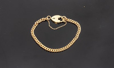 Lot 40 - An 18ct yellow gold curb link bracelet with...