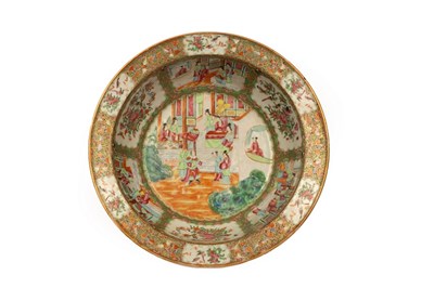 Lot 418 - A Cantonese bowl decorated reserves of figures...