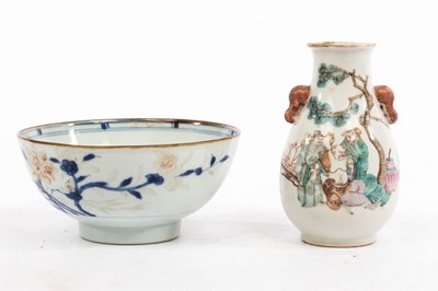 Lot 496 - A Chinese famille rose vase, late Qing dynasty,...