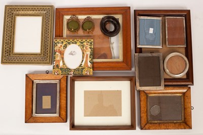 Lot 559 - Sundry picture and photograph frames including...