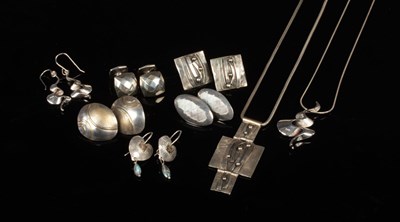 Lot 45 - A quantity of modernist silver jewellery,...