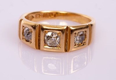 Lot 14 - A Victorian three-stone diamond ring set in...