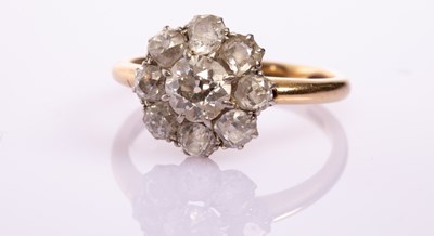 Lot 17 - An Edwardian diamond cluster ring, the...