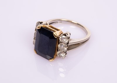 Lot 20 - A sapphire and diamond dress ring, the emerald...