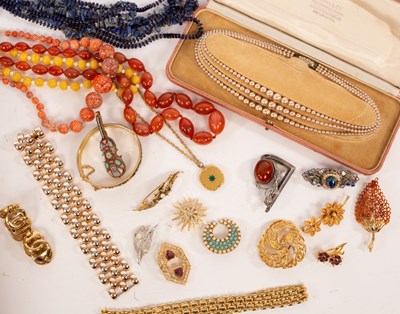 Lot 29 - A large quantity of costume jewellery to...