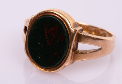 Lot 53 - A gentleman's Edwardian bloodstone signet ring,...