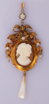 Lot 60 - A shell cameo pendant, the oval cameo...