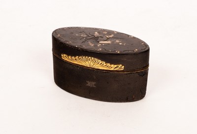 Lot 123 - An early 19th Century oval gold mounted snuff...