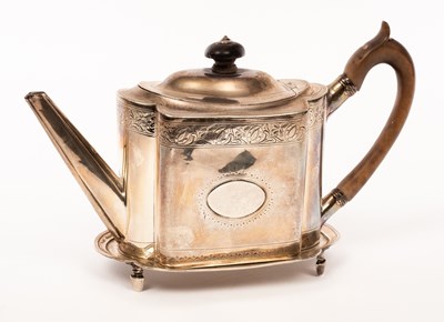 Lot 152 - A George III silver teapot, James Mince,...