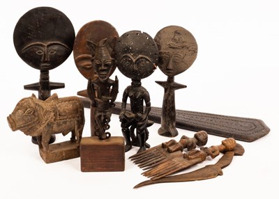 Lot 960 - A quantity of tribal carvings to include a...