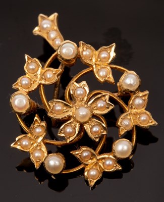 Lot 397 - An Edwardian pearl pendant/brooch in a 15ct...