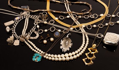 Lot 401 - A quantity of silver and costume jewellery to...