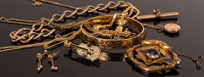 Lot 403 - An 18ct yellow gold fancy link bracelet,...