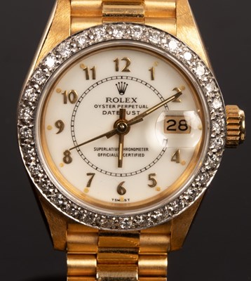 Lot 423 - A lady's 18k yellow gold Rolex Datejust with a...