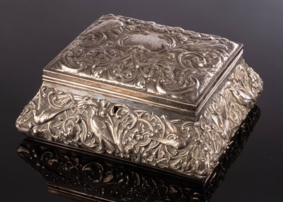 Lot 3 - An embossed silver trinket box, William Comyns,...