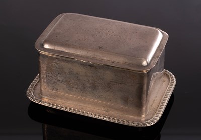 Lot 4 - An Edwardian silver biscuit box, Goldsmiths &...