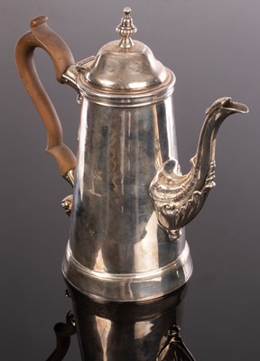 Lot 17 - A George III silver coffee pot, London 1777,...