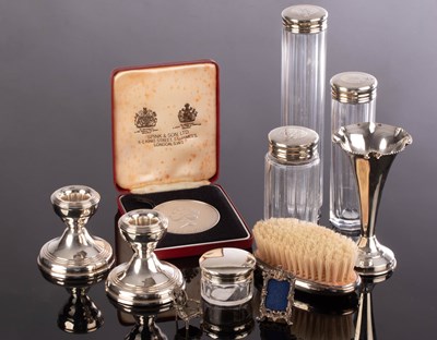 Lot 71 - Some small silver items to including glass...