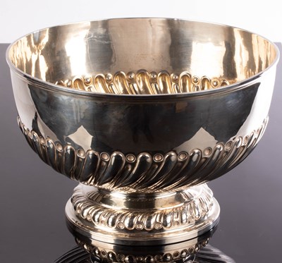 Lot 76 - A large silver punch bowl, Goldsmiths &...