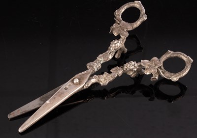 Lot 93 - A pair of Dutch silver grape scissors, Daniel...